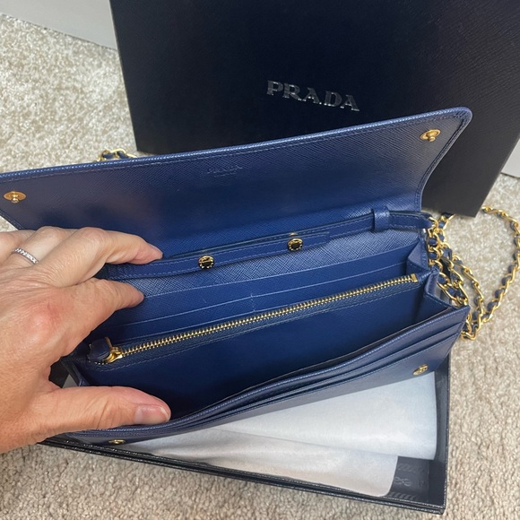 PRADA
Saffiano Metal Oro Chain Wallet Bleuette - Picture 6 of 8